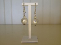 witte zilverkleurige hangers met zandsteenkraal